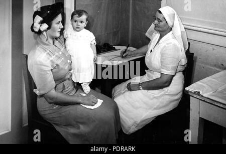 102 Queensland Archivi di Stato 1489 che illustra le attività di madre e bambino Servizio Sociale Aprile 1950 Foto Stock