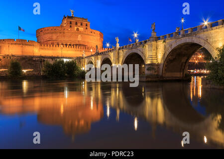Castel Santangelo in Roma si riflette sul fiume Tevere al tramonto Foto Stock