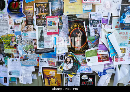 Bacheca sul Salt Spring Island, BC, Canada. Poster pubblicità arte, musica e nuovi eventi di età e classi. Foto Stock