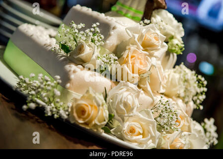 Bella torta decorata con rose Foto Stock