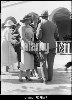 124 Racegoers a Warwick Farm racecourse (3856981887) Foto Stock