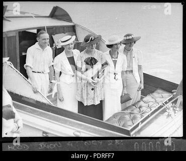 132 10836 SLNSW Mr Smith e quattro donne i passeggeri sul ponte di poppa del suo cabinato Moonmist Foto Stock