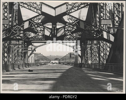 87/1353-168stampa fotografica, quasi completato il Ponte del Porto di carreggiata, argento / gelatina / carta, fotografia del Nuovo Galles del Sud Dipartimento delle opere pubbliche, Sydney, Australia, Febbraio 1932 54 Harbour Bridge carreggiata, 1932 (8282713843) Foto Stock