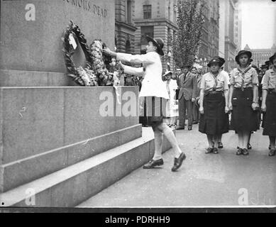 142 SLNSW 23190 scout overseas immissione corona sul cenotafio Foto Stock