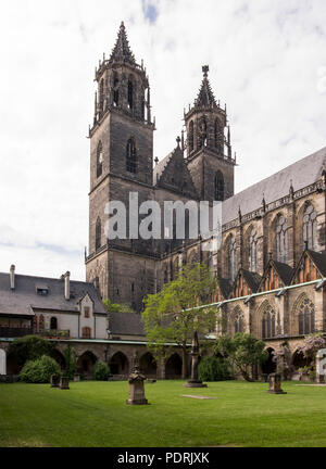 Blick aus dem Kreuzgang auf die Westtürme Foto Stock