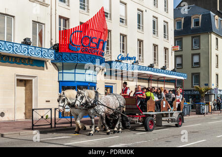 Cherbourg-Octeville, Francia - 22 Maggio 2017: turisti nel carro trainato da cavalli in strada di Cherbourg-Octeville, Normandia, Francia. Foto Stock