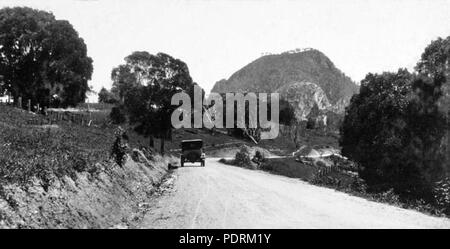 107 Queensland archivi di stato 253 Skyring Creek Road Pomona guardando verso il Monte Cooroora c 1931 Foto Stock