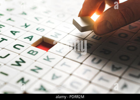 Problem solving, soluzioni creative e concetto di assunzione. Mano completando puzzle con un pezzo mancante. Gestione delle risorse umane, affitto. Foto Stock