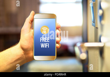 Hotel Free Wifi su smartphone nella stanza dell'hotel. Accesso pubblico a internet e connessione disponibile per i clienti, visitatori e turisti. Mano azienda telefono. Foto Stock