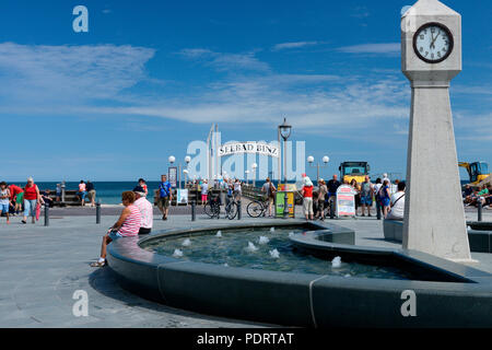 Strandpromenade mit Uhr und Brunnen, Seebad Binz, Binz, Insel Ruegen, Meclenburgo-Pomerania Occidentale, Deutschland. Europa Foto Stock