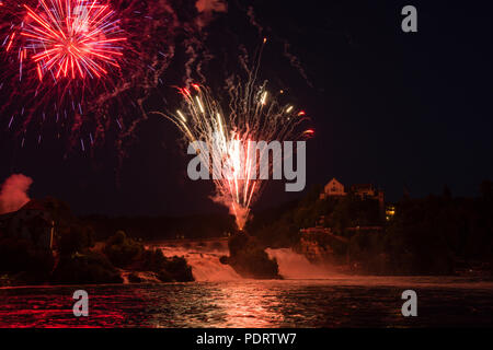 Fuochi d'artificio a Cascate del Reno, Neuhausen, Cantone di Sciaffusa, Svizzera Foto Stock