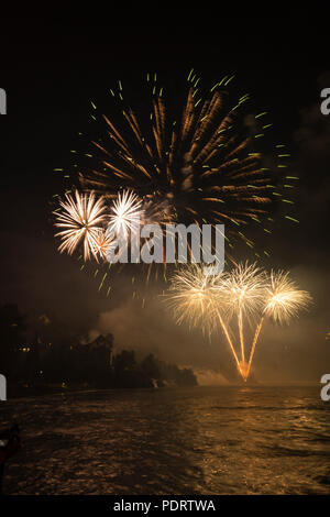 Fuochi d'artificio a Cascate del Reno, Neuhausen, Cantone di Sciaffusa, Svizzera Foto Stock
