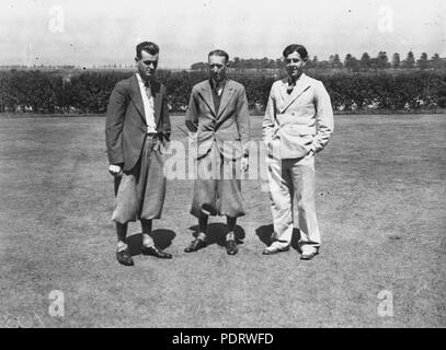 161 42965 SLNSW tre golfisti non identificato due in plusfours Foto Stock