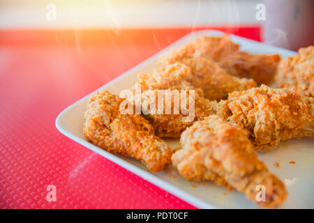 Caldo stile Kentucky Fried Chicken yummy gustoso pasto felice di fast food americano di cultura pop Foto Stock