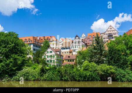 Germania, vista città della storica fortezza svevo Tuebingen al fiume Neckar Foto Stock