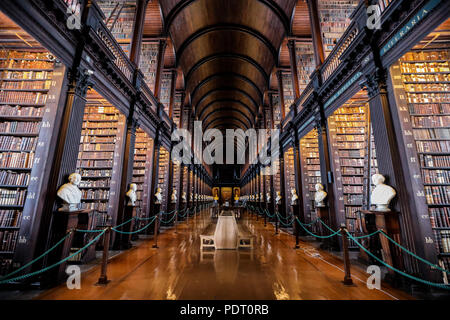 Lunga sala biblioteca presso il Trinity College di Dublino. L'Irlanda. Foto Stock