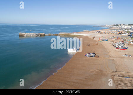 Barche da pesca sul lungomare a Stade o nella città vecchia di Hastings sulla east sussex coast Foto Stock