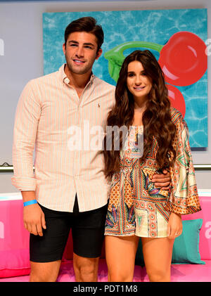 Jack Fincham (sinistra) e Dani Dyer (destra) frequentando l'amore isola evento live presso l'ExCel di Londra. Foto Stock