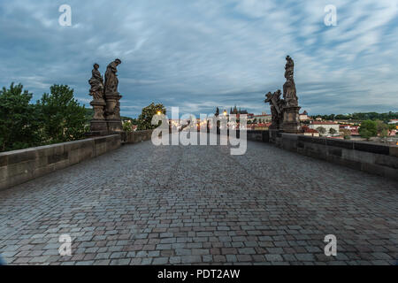 Lo sfondo dietro il fiume Vltava il maestoso Castello di Praga Foto Stock