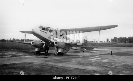 208 StateLibQld 1 114668 Memma, un de Havilland DH.89 Dragon Rapide, ca. 1935 Foto Stock