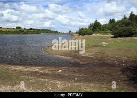 Serbatoio Fernworthy mostra segni di siccità, Parco Nazionale di Dartmoor, Devon, Inghilterra, Regno Unito Foto Stock