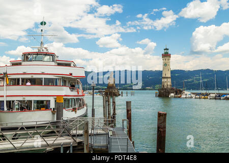 La Lindau Faro, una scultura di Lion e di una barca di traghetto sul lago di Costanza (Bodensee) in Germania, in Baviera Foto Stock