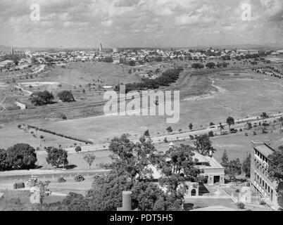 208 StateLibQld 1 115724 visualizzare oltre a Brisbane dall'ospedale a Herston attraverso Victoria Park, guardando verso sud, ca. 1936 Foto Stock