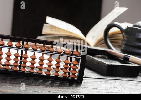 Stile giapponese di bambù abacus sulla scrivania Foto Stock