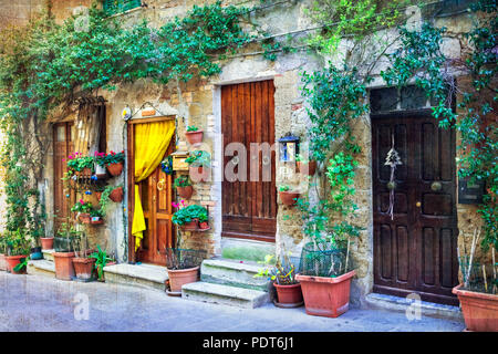 Vecchie strade di villaggio italiano,Ptigliano,Toscana. Foto Stock