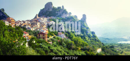 Impressionante Pennadomo village,vista panoramica,l'Abruzzo,l'Italia. Foto Stock