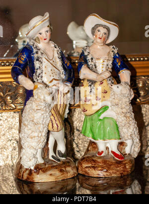 Coppia di antiquariato di antichi Staffordshire Dudson ceramica figura ornamenti Pastore e pastorella con pecora Figuines Foto Stock