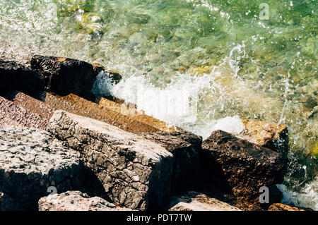 Onde contro la frantumazione di scale in calcestruzzo. Il lago di Garda, Italia. Foto Stock