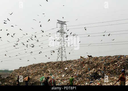 Matuail garbage dump yard a Dhaka, nel Bangladesh. Essa ha ricevuto 1500 toni di rifiuti al giorno e il sito è ora uno dei migliori esempi di una controllata w Foto Stock