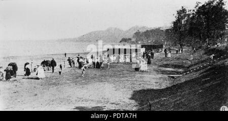 271 StateLibQld 1 69687 folla godendo di Manly Beach sul Boxing Day, 1906 Foto Stock