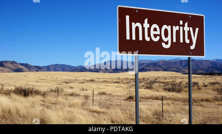 Integrità cartello stradale con il blu del cielo e il deserto Foto Stock