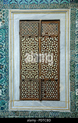Finestra decorata con madreperla, Harem, Il Palazzo di Topkapi, Istanbul, Turchia Foto Stock