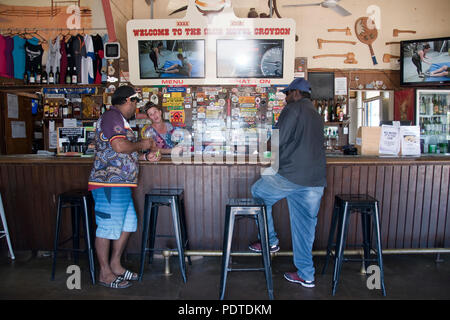 Due stockmen aborigena, noto come suonerie nel Queensland, bere birra al Poddy Dodger Bar in Club Hotel in outback città di Croyden, Queensland. Foto Stock