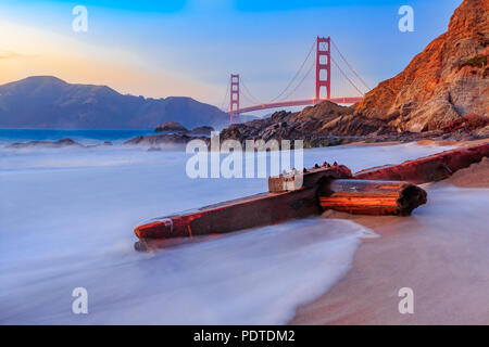 Famoso Golden Gate Bridge vista da Baker Beach al tramonto a San Francisco, California Foto Stock