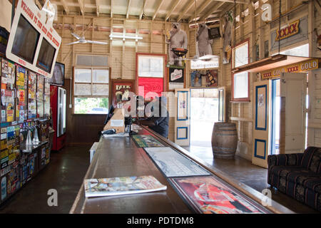 Due stockmen aborigena, noto come suonerie nel Queensland, bere birra al Poddy Dodger Bar in Club Hotel in outback città di Croyden, Queensland. Foto Stock