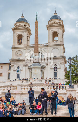 Roma, Italia - 13 Ottobre 2016: Carabinieri osservando i turisti alla famosa Scalinata di piazza di Spagna e la Scalinata di Trinità dei Monti a Piazza di Spagna in ro Foto Stock