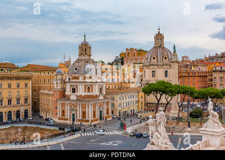 Vista sui tetti di Roma skyline con cupole della chiesa cinquecentesca di Santa Maria di Loreto, di fronte alla Colonna di Traiano, vicino al monumento di Vitt Foto Stock