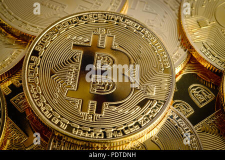 Pila di Golden Bitcoins Foto Stock