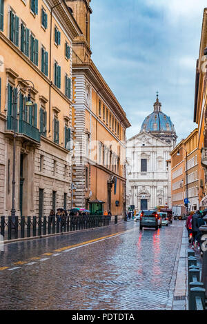 Roma, Italia - 13 Ottobre 2016: stretta strada di ciottoli wiith la vista sulla basilica a cupola in un giorno di pioggia in centro storico a Roma Italia Foto Stock