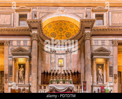 Roma, Italia - 13 Ottobre 2016: Altare del Pantheon di Roma, Italia. Il Pantheon fu costruito per celebrare tutte le divinità pagane di Roma antica e più tardi con Foto Stock