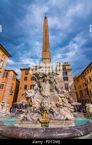 Roma, Italia - 13 Ottobre 2016: Fontana del Pantheon con un obelisco egiziano in Piazza della Rotonda, Roma, di fronte al Pantheon di Roma, Ita Foto Stock