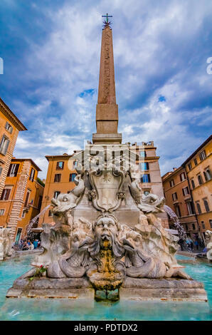 Roma, Italia - 13 Ottobre 2016: Fontana del Pantheon con un obelisco egiziano in Piazza della Rotonda, Roma, di fronte al Pantheon di Roma, Ita Foto Stock