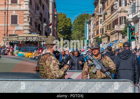 Città del Vaticano Vaticano - 12 Ottobre 2016: alpini soldati, dall'elite mountain warfare corpi militari, custodendo le strade vicino all'IVA Foto Stock