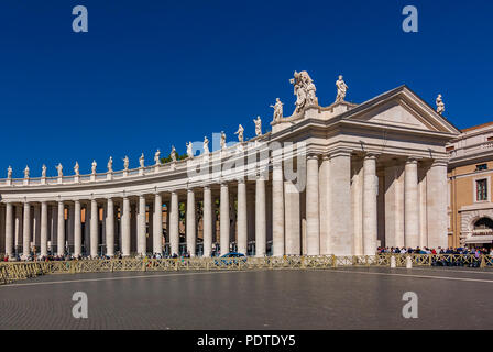 Città del Vaticano Vaticano - 12 Ottobre 2016: Bernini colonnati su San Pietro (San Pietro) Square Foto Stock