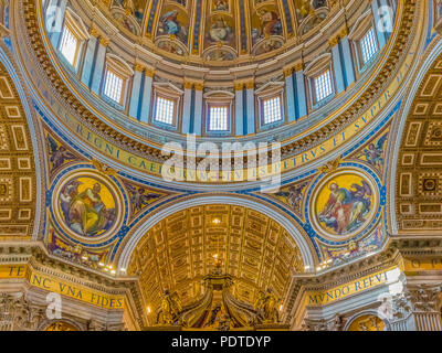 Città del Vaticano Vaticano - 12 Ottobre 2016: interni ornati della Basilica di San Pietro in Vaticano Foto Stock