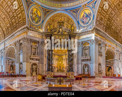 Città del Vaticano, Vaticano - 12 ottobre 2016: Altare del Baldacchino di Bernini e affreschi ornamentali nella Basilica di San Pietro in Città del Vaticano Foto Stock